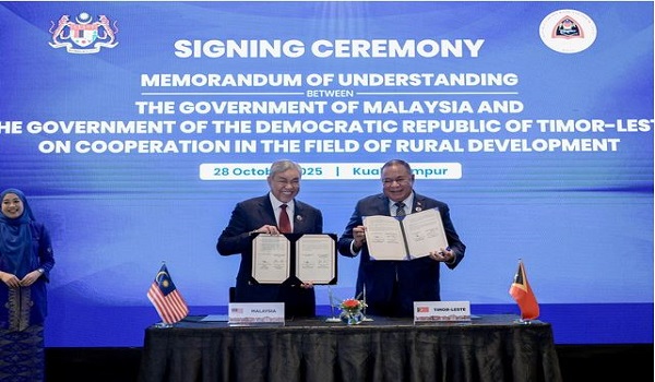 Timbalan Perdana Menteri, Datuk Seri Dr Ahmad Zahid Hamidi bersama Menteri Hal Ehwal Luar Negeri dan Kerjasama Timor-Leste Dr Bendito dos Santos Freitas selepas menandatangani MOU kerjasama dalam bidang pembangunan luar bandar antara Malaysia dengan Timor Leste /BERNAMA